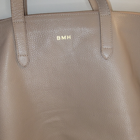 Cuyana Revive genuine leather Tote with gold monogram - Picture 12 of 15